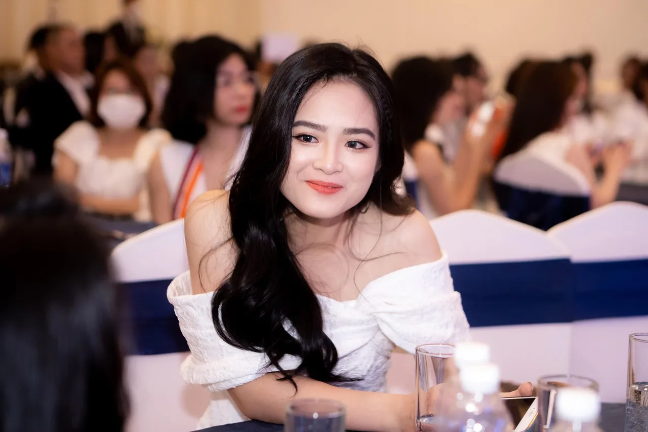 vietnamese woman, event, conference, woman, smiling, portrait. Corporate event planning prices compared: architecture beats a single number